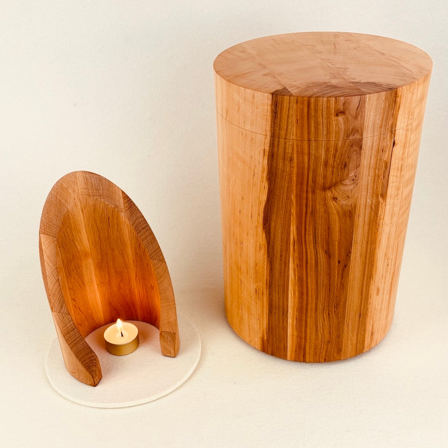 Holzurne in Erle mit Erinnerungsstück "Geborgenheit"