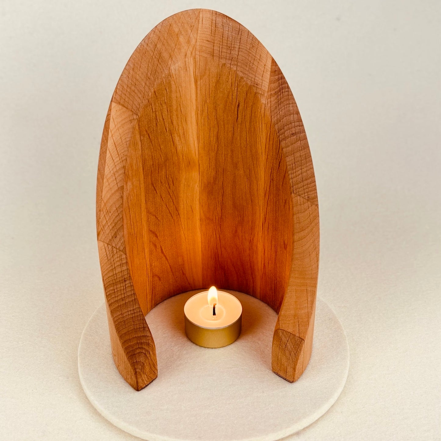 Holzurne in Erle mit Erinnerungsstück "Geborgenheit"