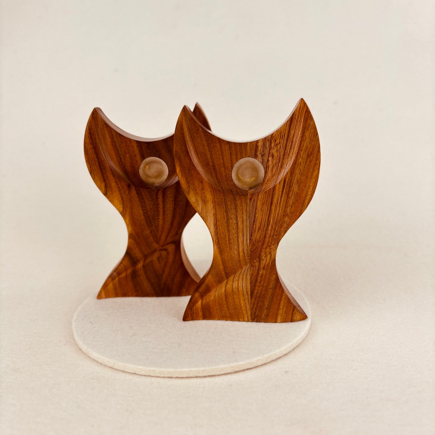 Holzurne in Ulme mit Erinnerungsstück "Engel 1 - klein"