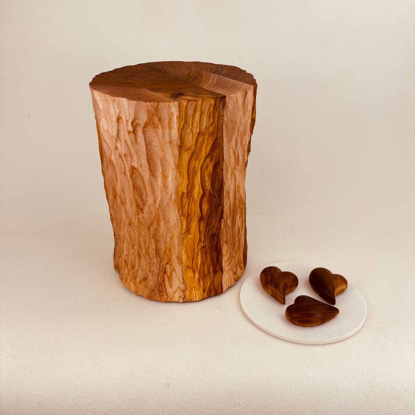 Holzurne in Ulme mit Erinnerungsstück "Handschmeichler Herz"