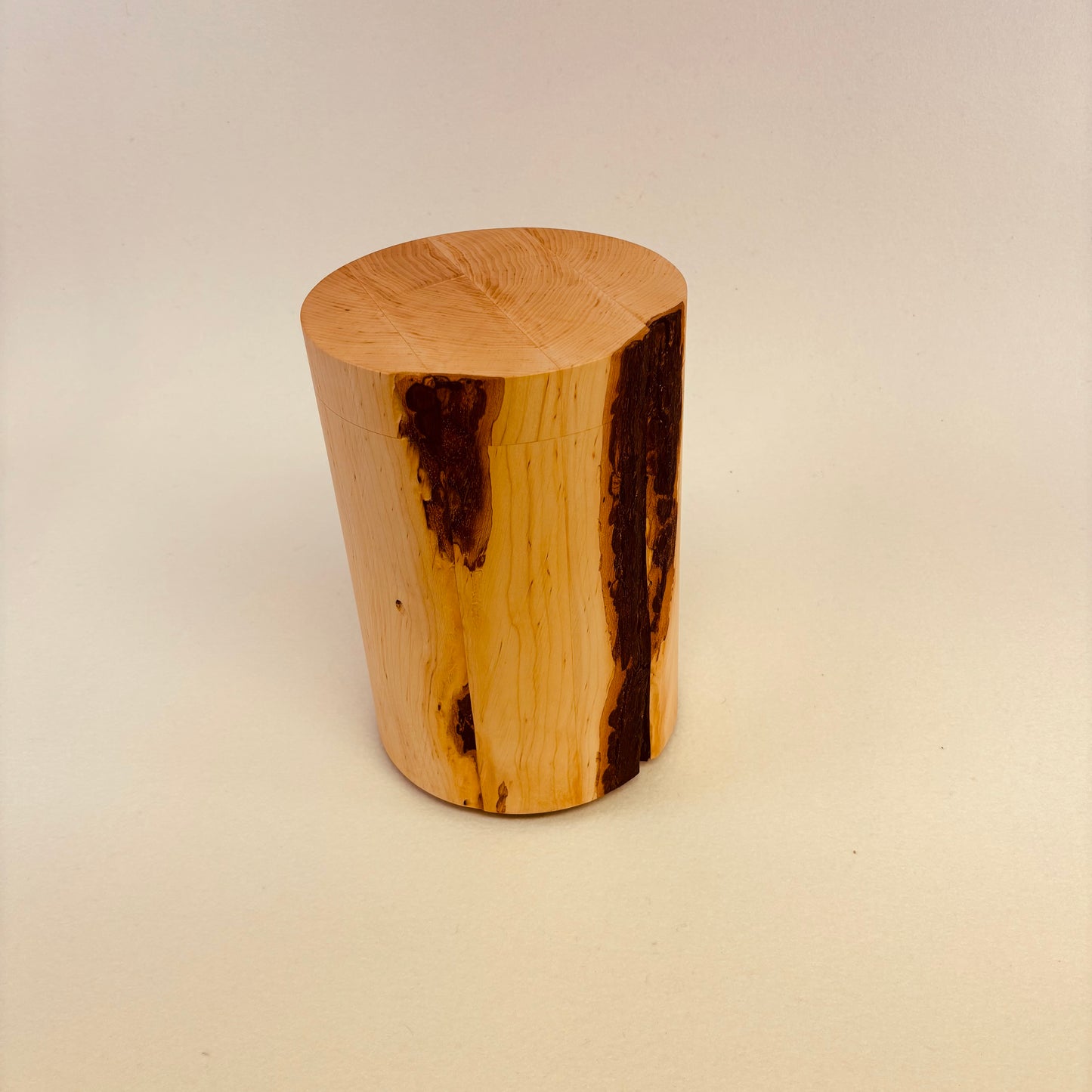 Holzurne "Erle" glatt mit Rinde - 187