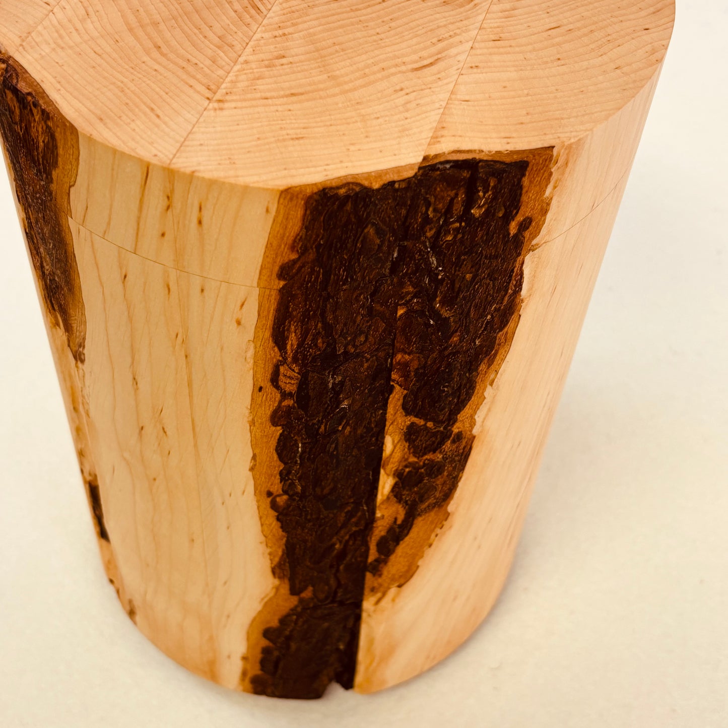 Holzurne "Erle" glatt mit Rinde - 187