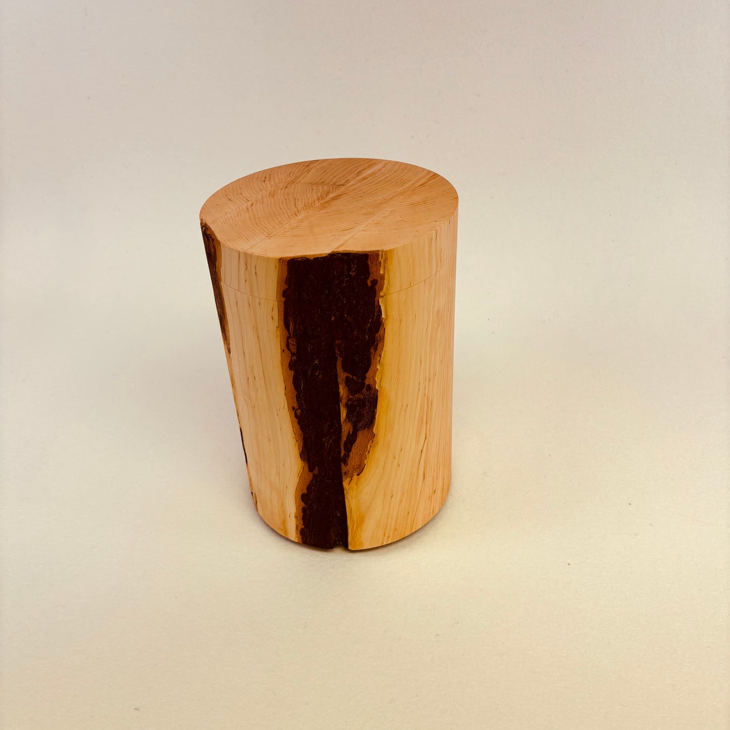 Holzurne "Erle" glatt mit Rinde - 187