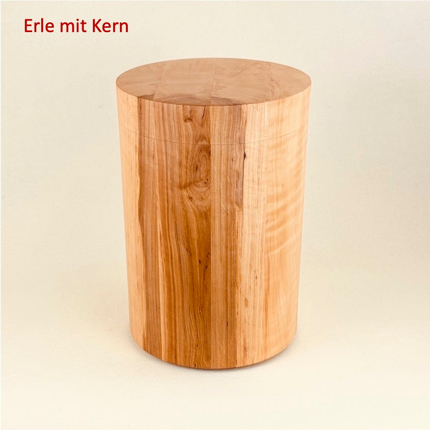 Schlichte Holzurne in Erle