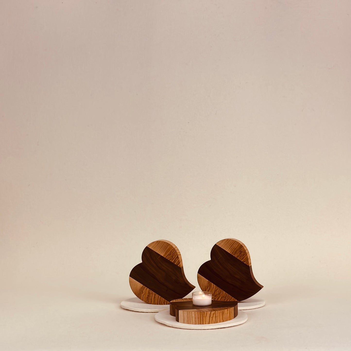 Holzurne in Esche mit Nussbaumstreifen "Engelurne" Herzscheiben (3 Stück) - 186