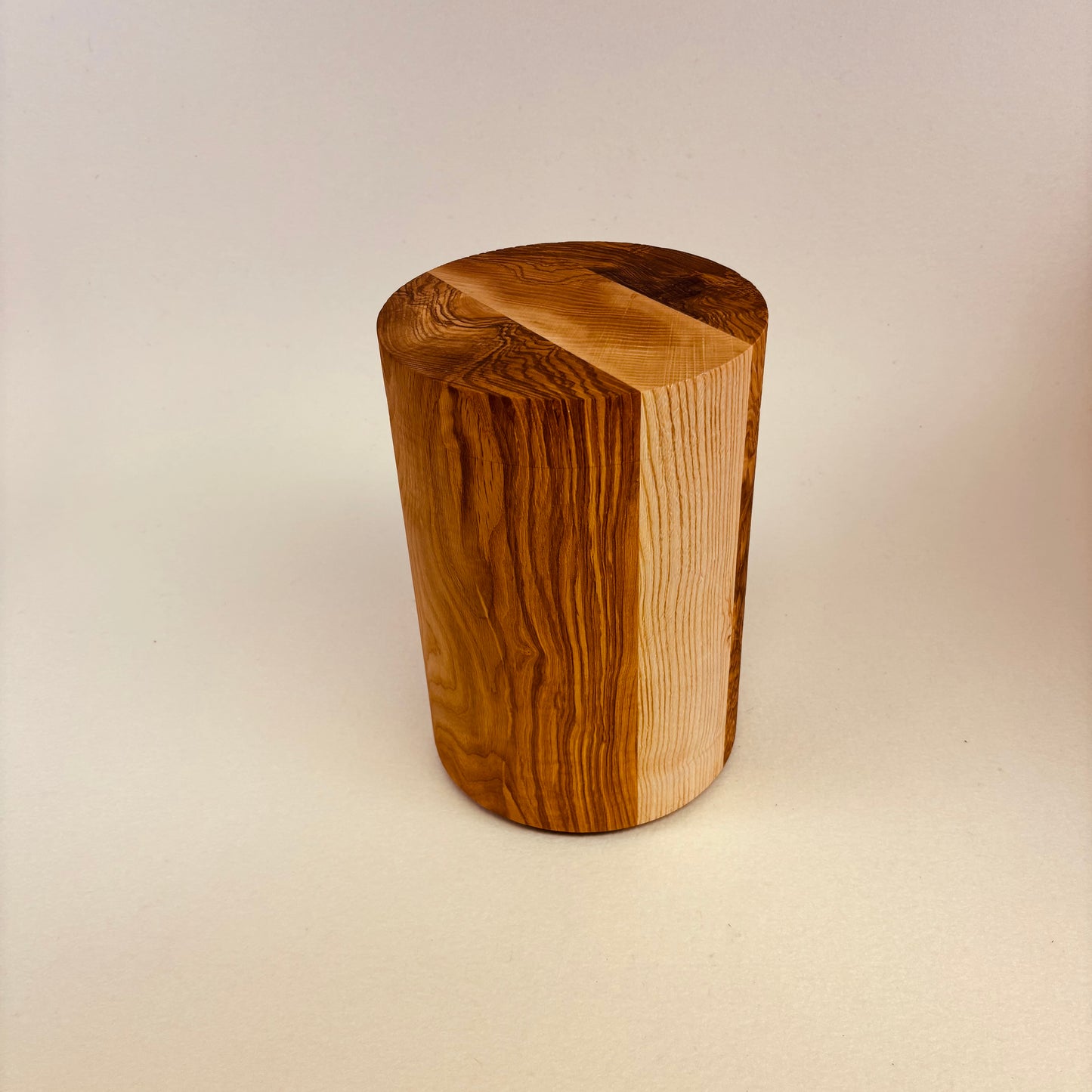 Holzurne "Esche" mit Olivkern - 179