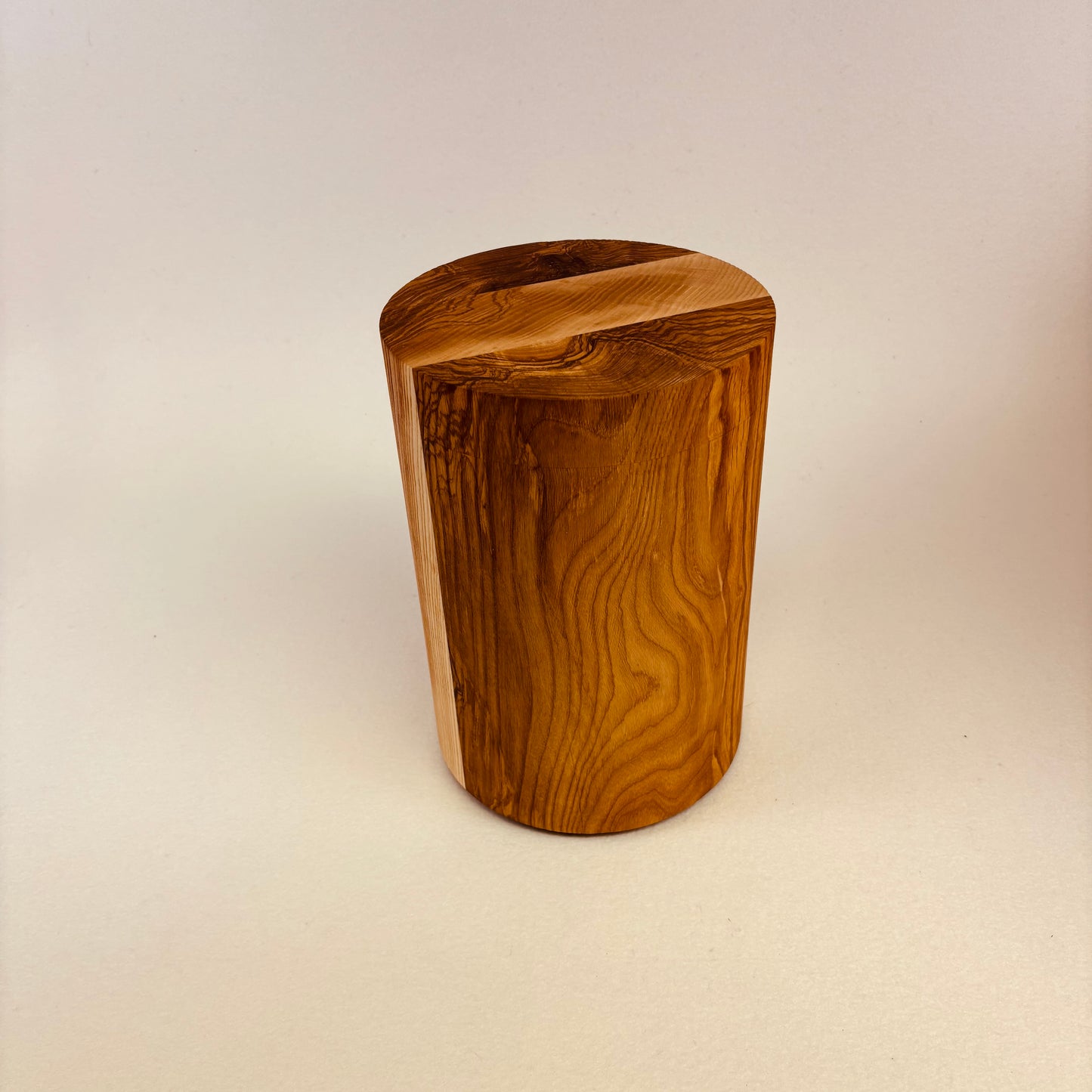 Holzurne "Esche" mit Olivkern - 179