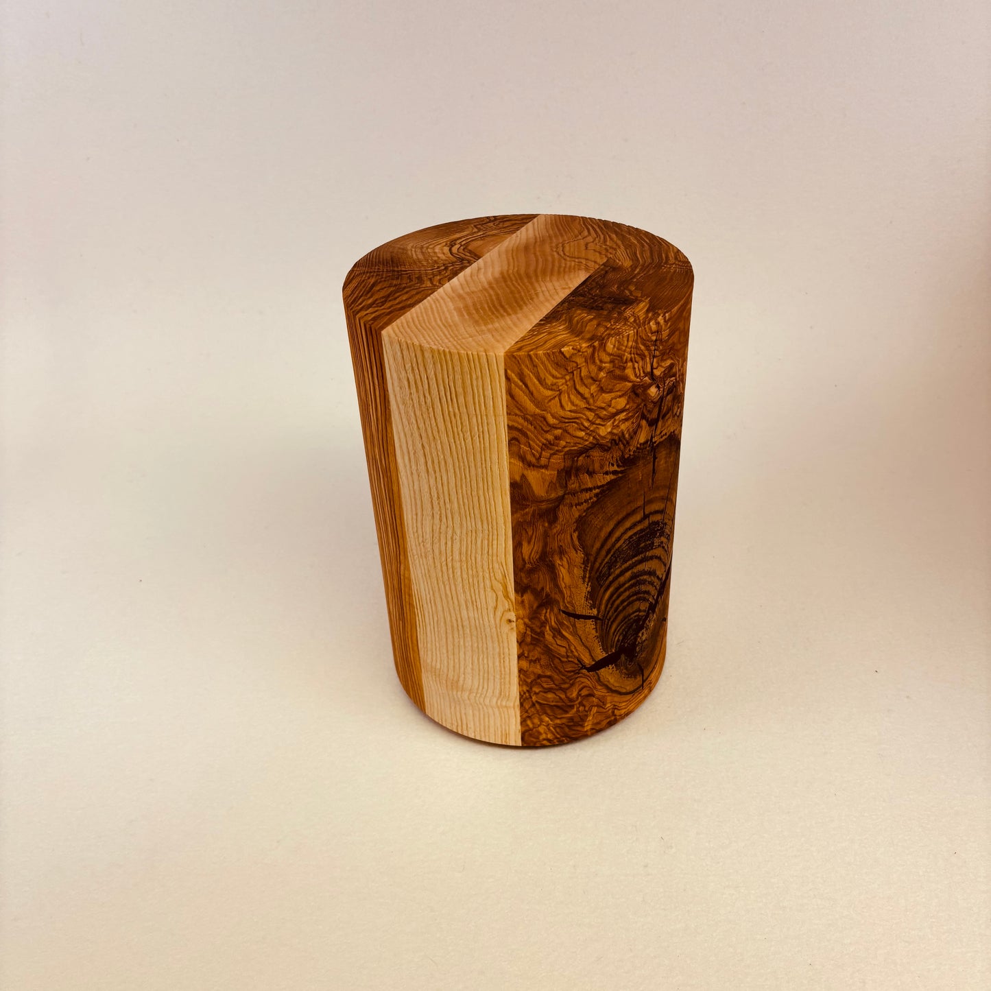 Holzurne "Esche" mit Olivkern - 179