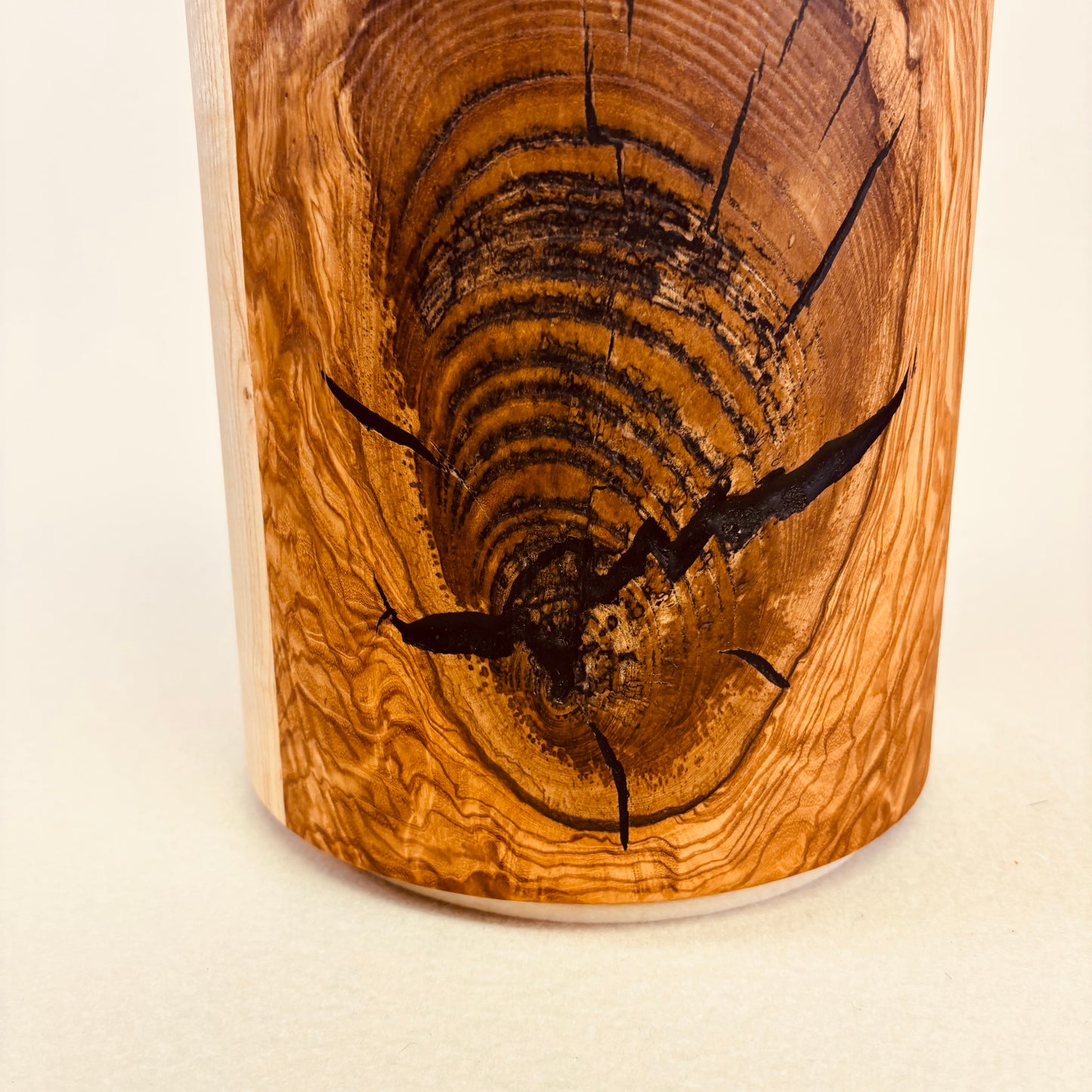 Holzurne "Esche" mit Olivkern - 179