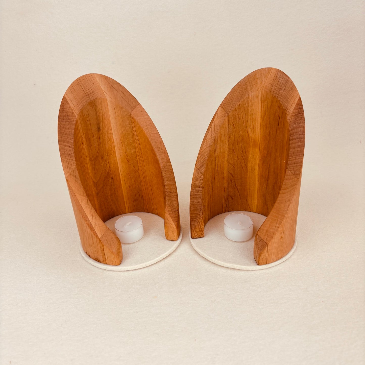 Holzurne in Erle mit Erinnerungsstück "Geborgenheit"