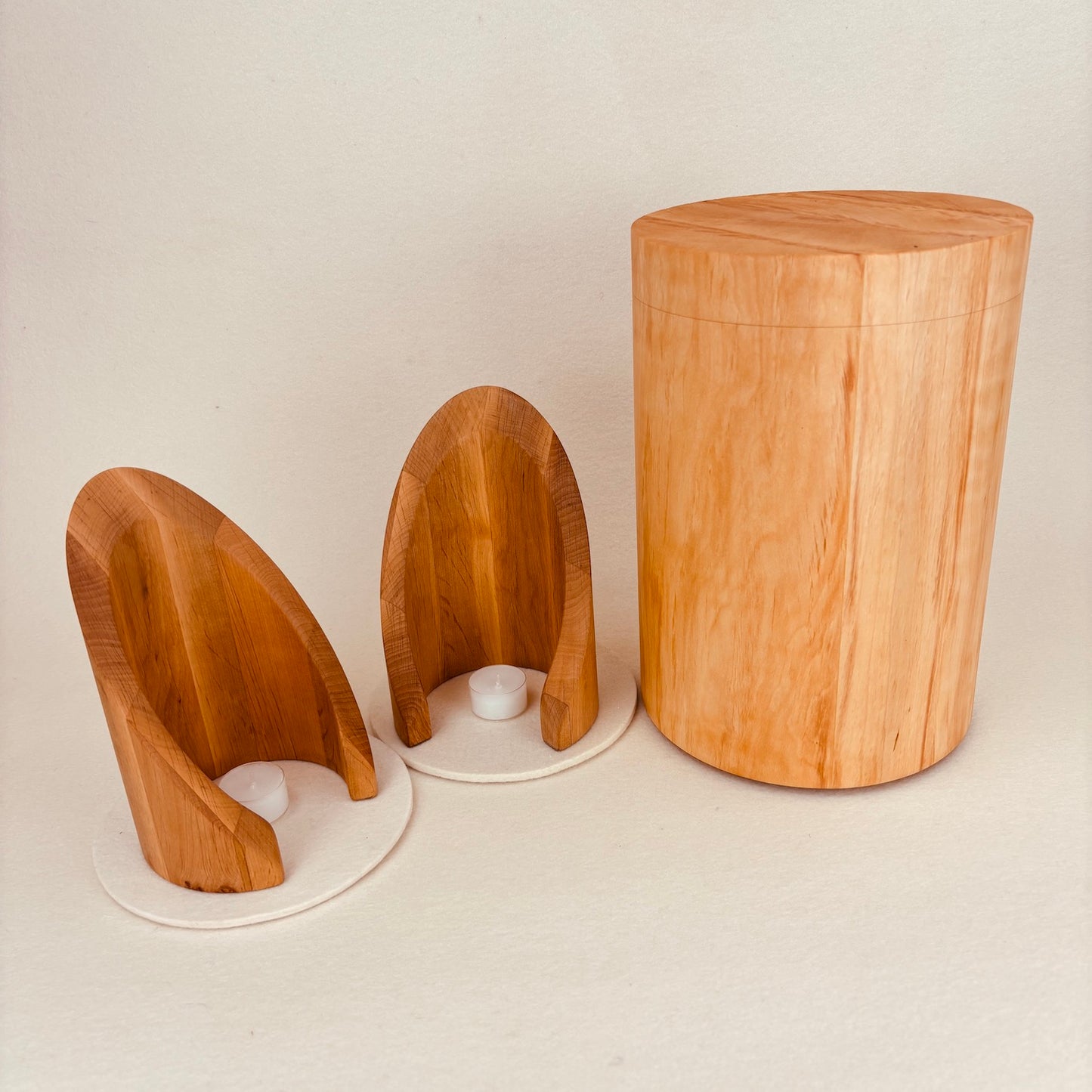 Holzurne in Erle mit Erinnerungsstück "Geborgenheit"