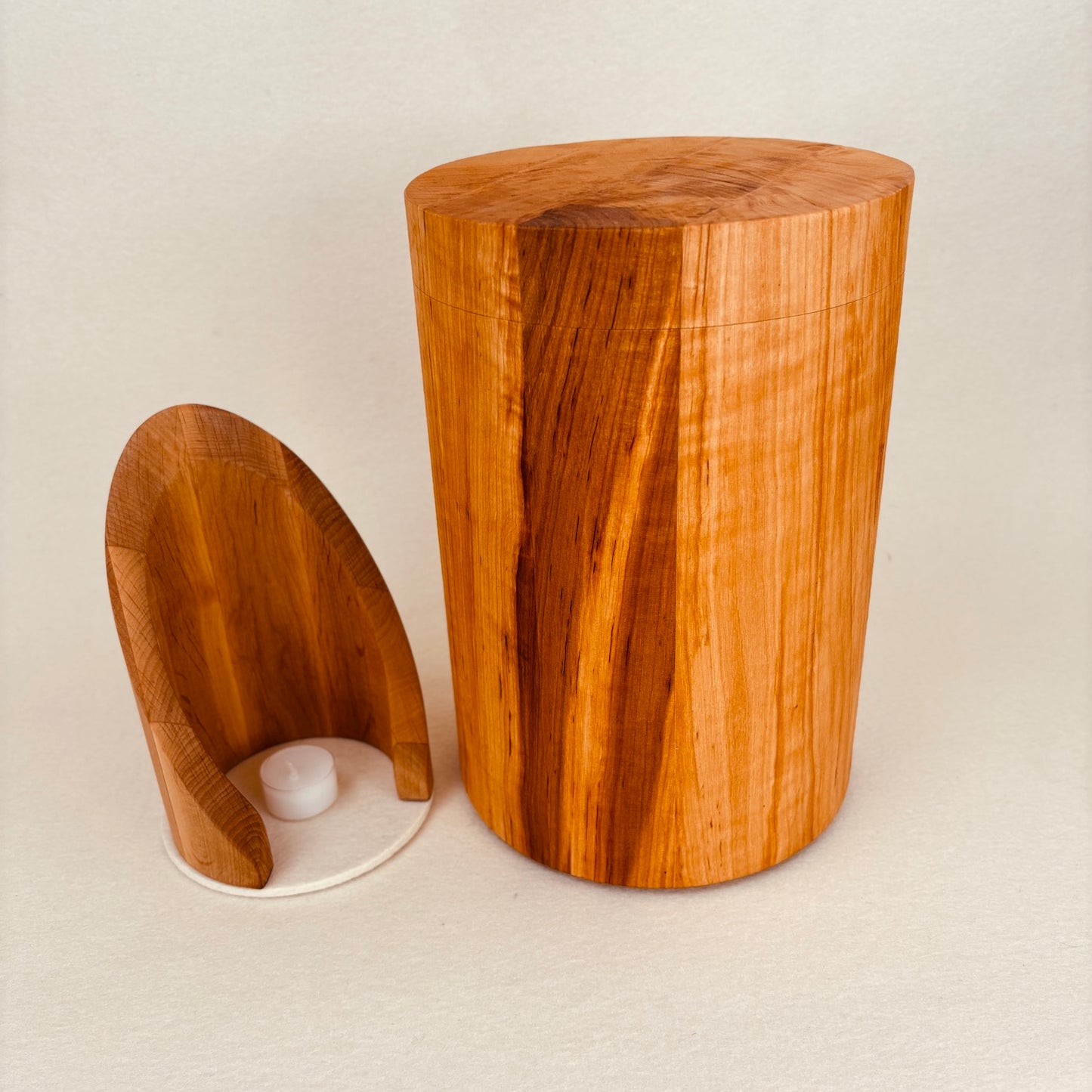 Holzurne in Erle mit Erinnerungsstück "Geborgenheit"