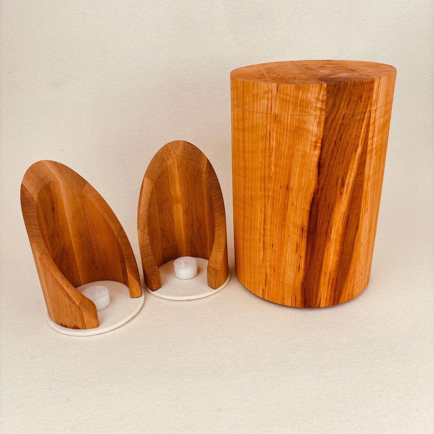 Holzurne in Erle mit Erinnerungsstück "Geborgenheit"