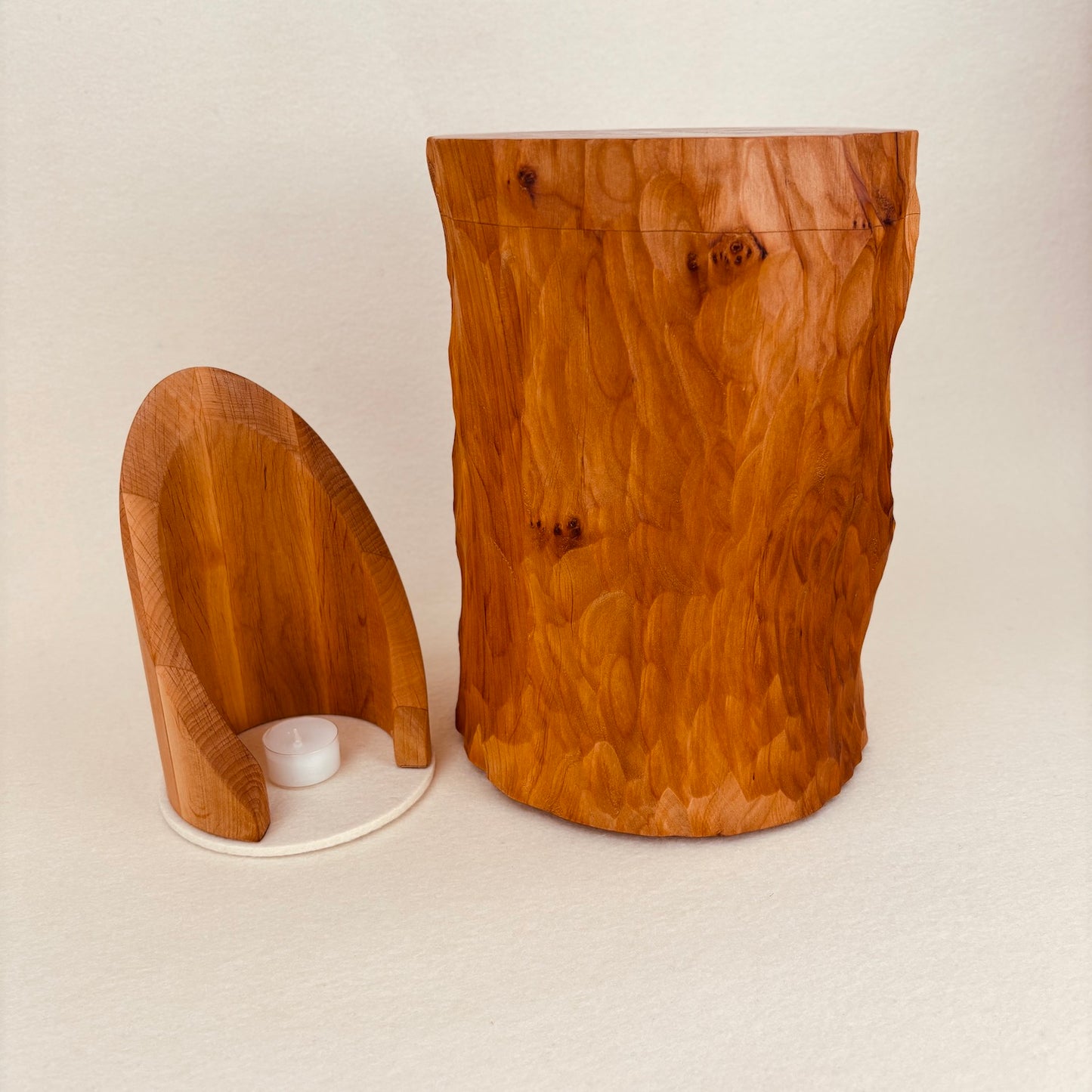 Holzurne in Erle mit Erinnerungsstück "Geborgenheit"