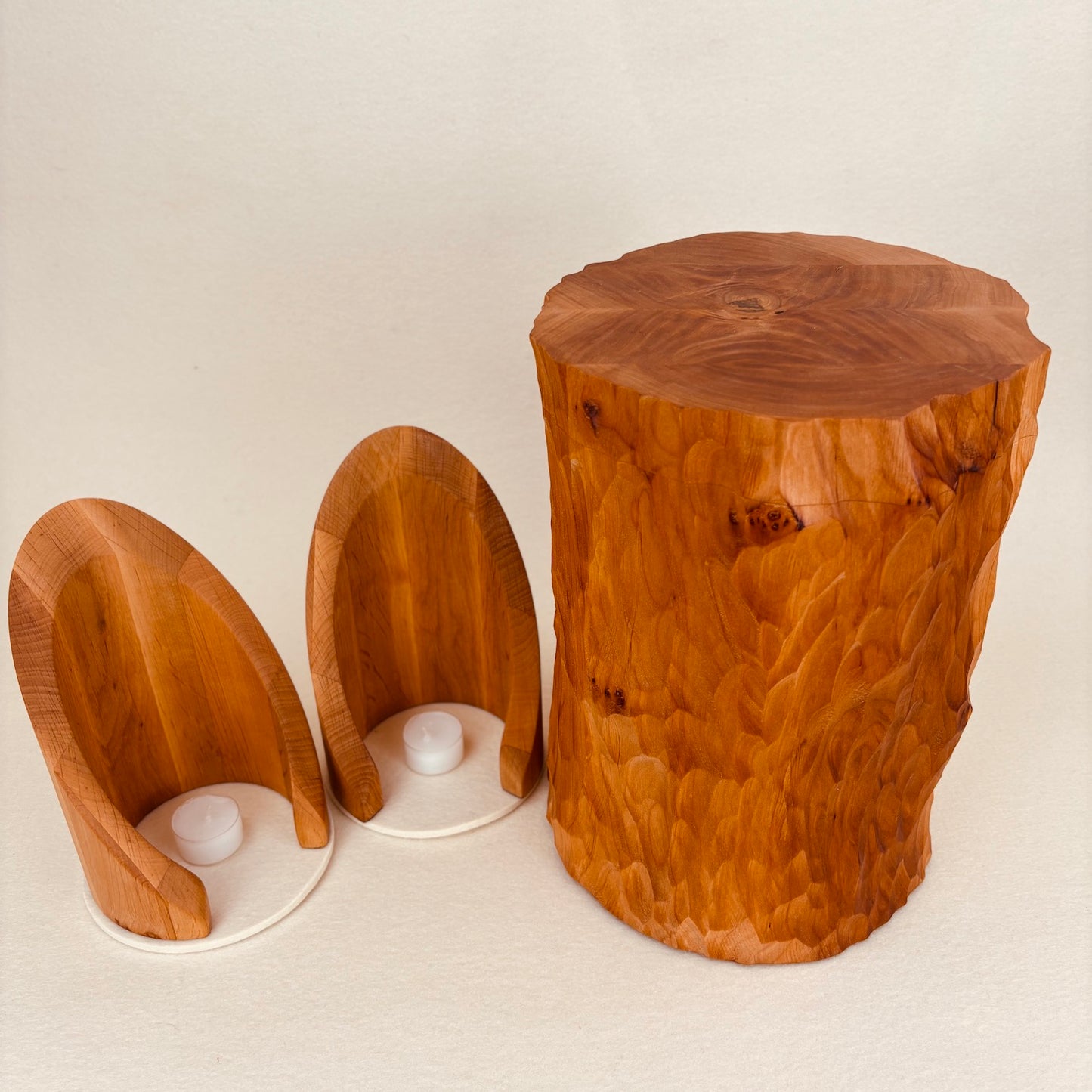 Holzurne in Erle mit Erinnerungsstück "Geborgenheit"