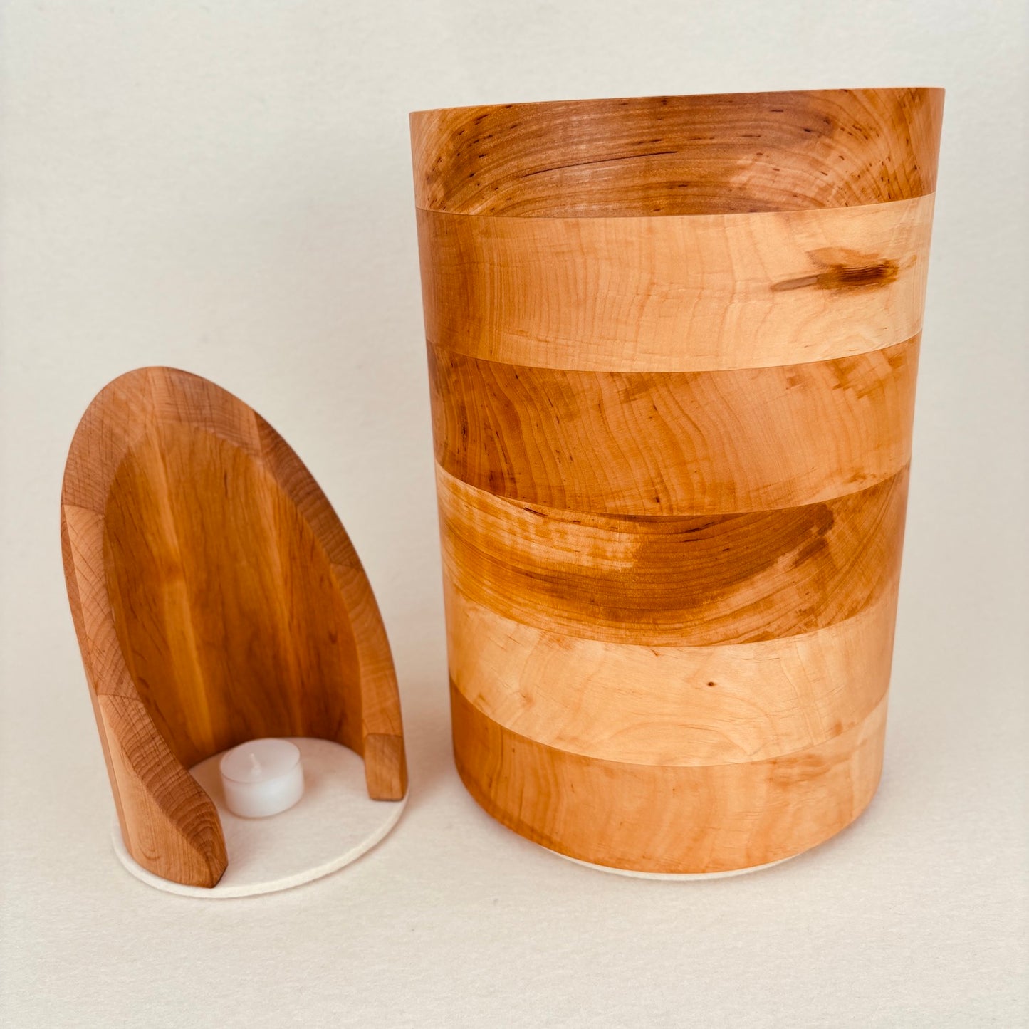 Holzurne in Erle mit Erinnerungsstück "Geborgenheit"