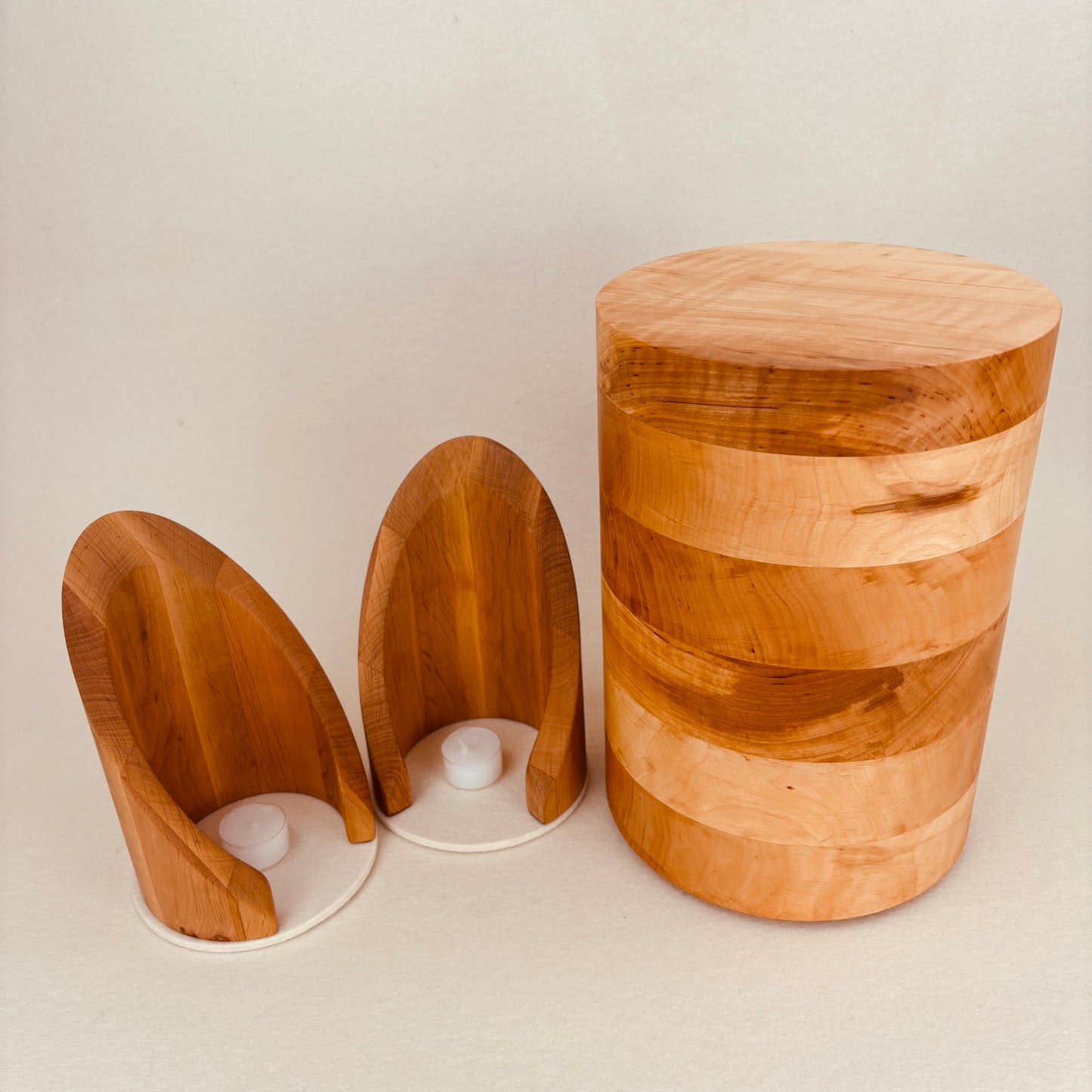 Holzurne in Erle mit Erinnerungsstück "Geborgenheit"