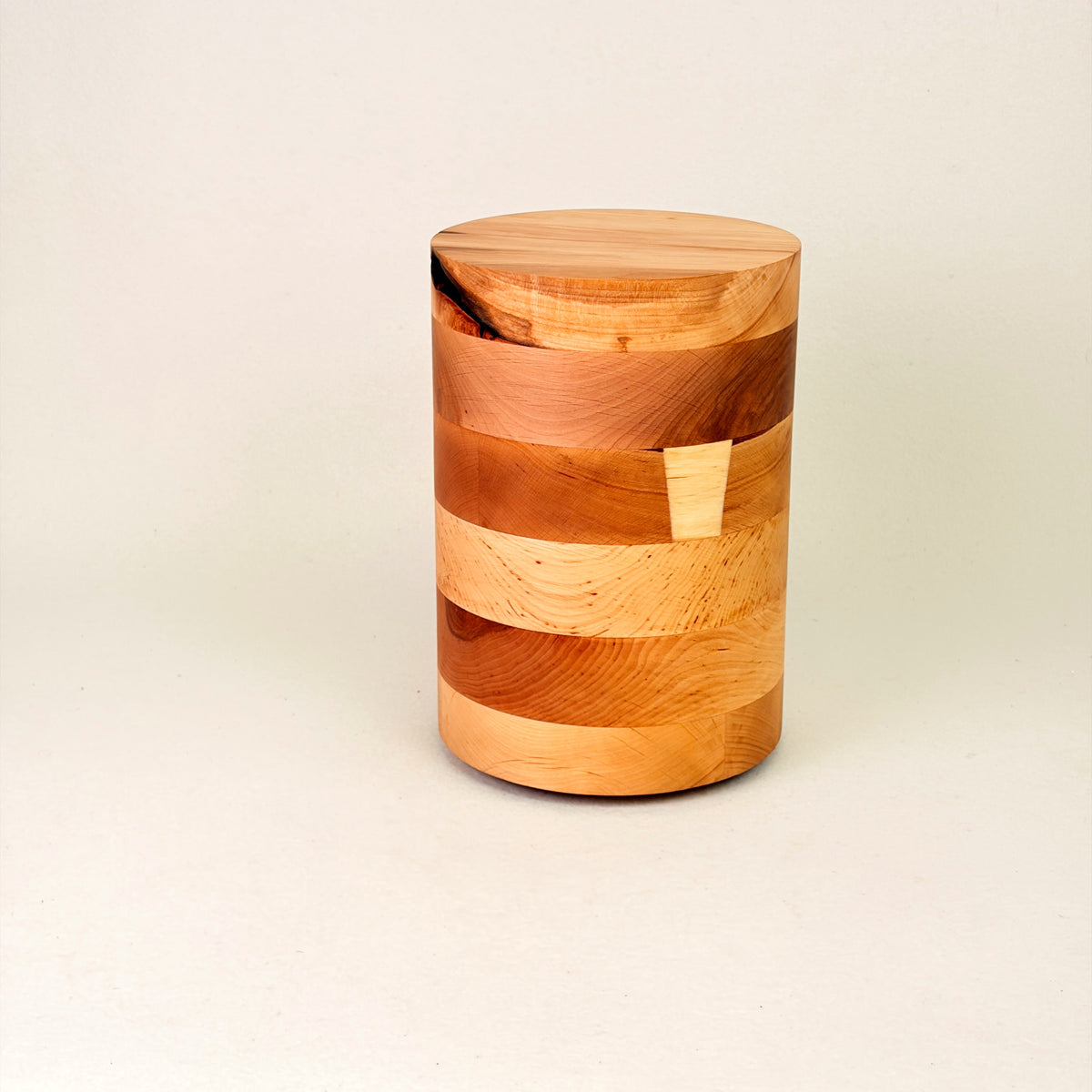 Holzurne aus Erle mit glatter Form – bunt – 295 (B)