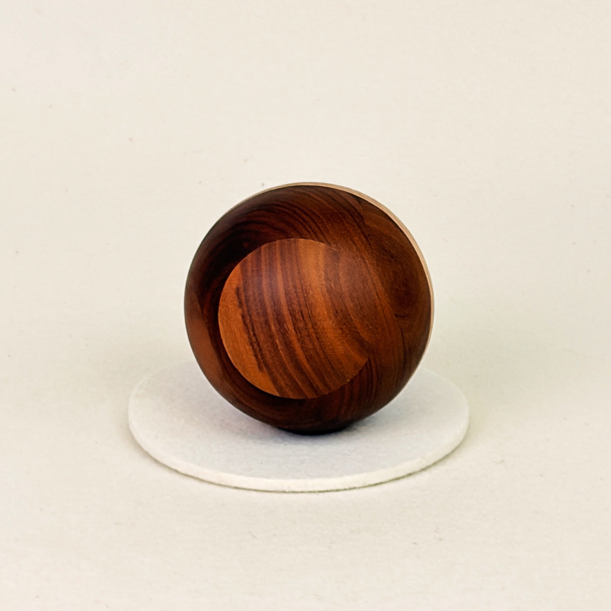 Erinnerungsstück aus Holz: Kugel aus Nussbaum