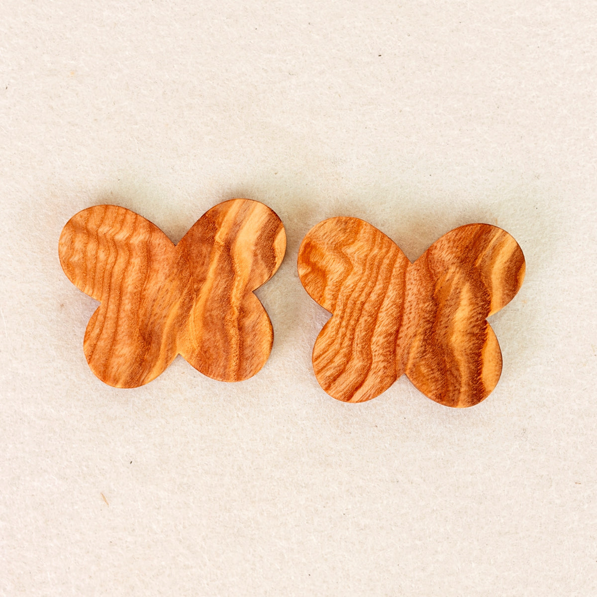 Erinnerungsstück aus Holz: Handschmeichler Schmetterling - 2 aus 1