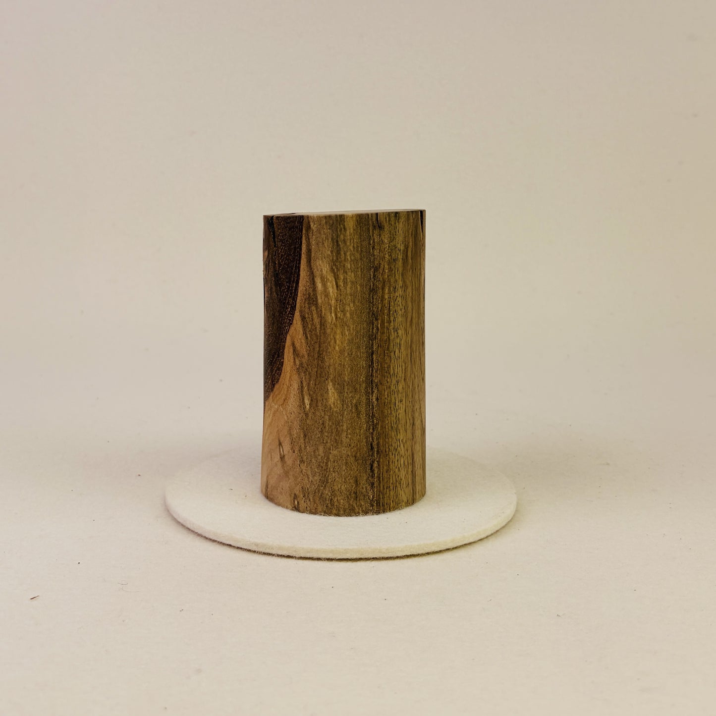 Tierurne aus Nussbaum – Stele, Rund, Glatt, 0,3L