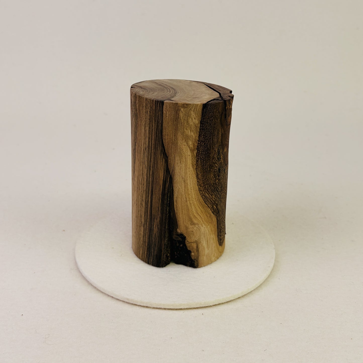 Tierurne aus Nussbaum – Stele, Rund, Glatt, 0,3L