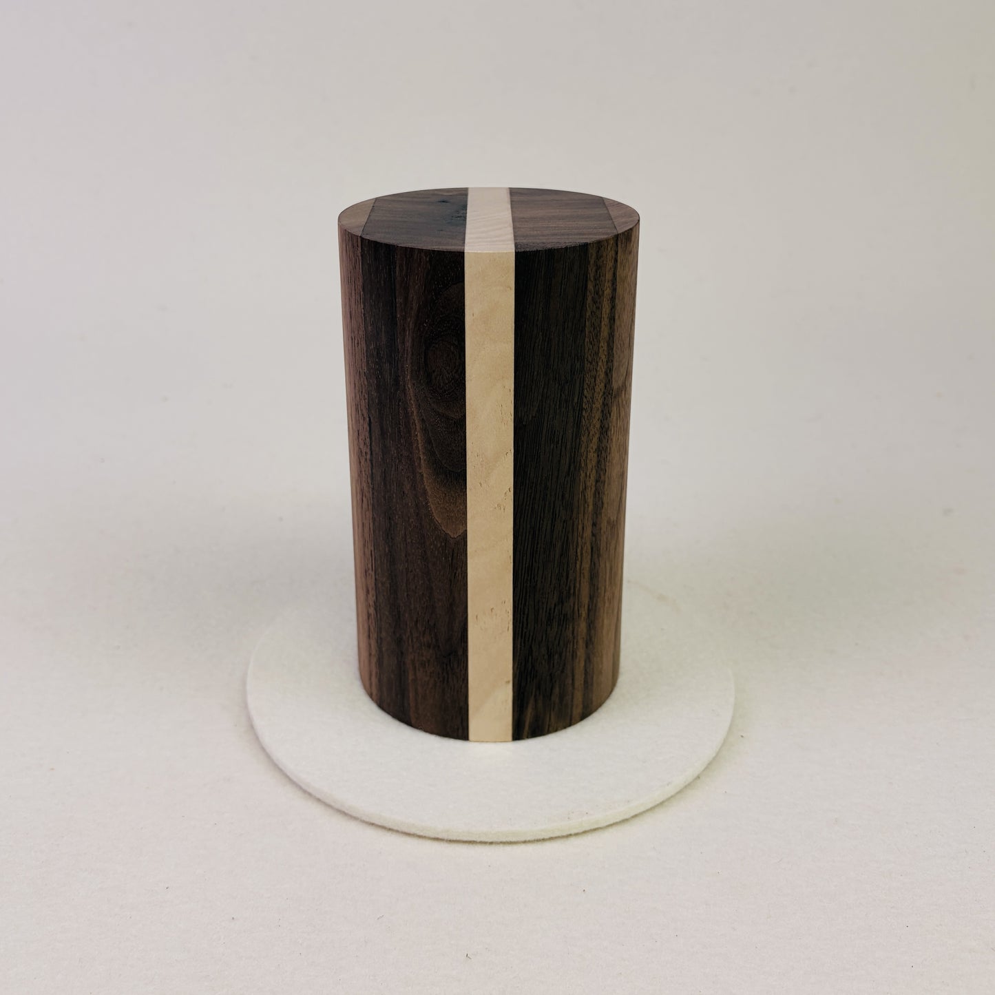 Tierurne aus Nussbaum mit Lichtelement – Stele, Rund, Glatt, 0,6L