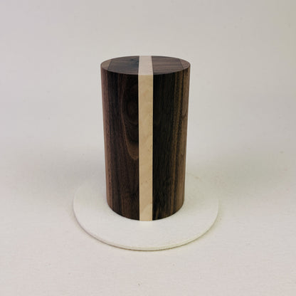 Tierurne aus Nussbaum mit Lichtelement – Stele, Rund, Glatt, 0,6L