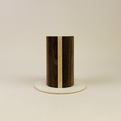 Tierurne aus Nussbaum mit Lichtelement – Stele, Rund, Glatt, 0,6L
