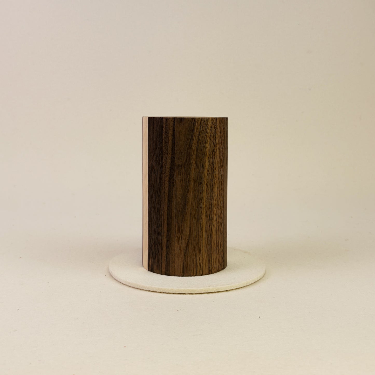 Tierurne aus Nussbaum mit Lichtelement – Stele, Rund, Glatt, 0,6L