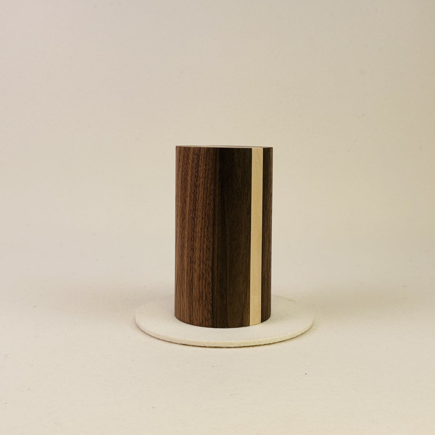 Tierurne aus Nussbaum mit Lichtelement – Stele, Rund, Glatt, 0,6L