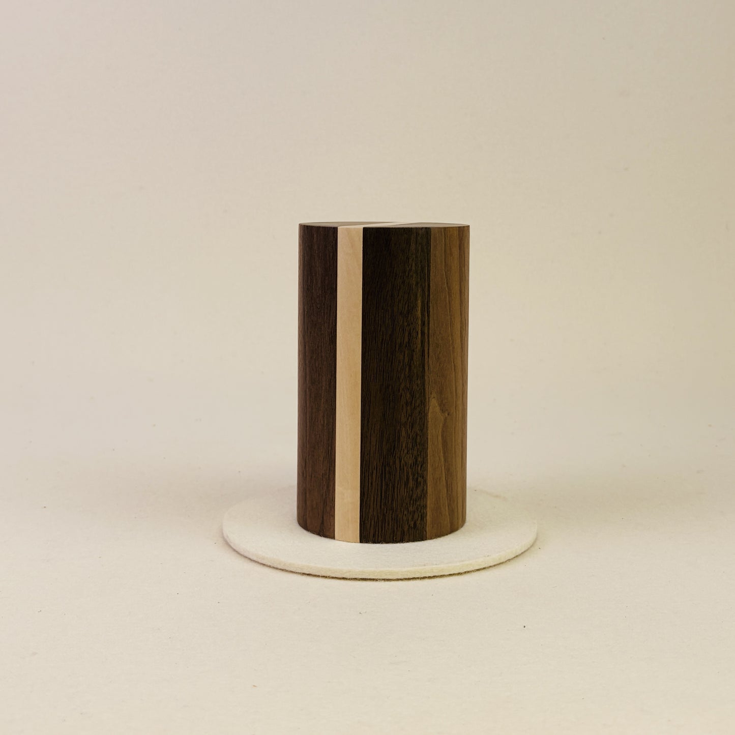 Tierurne aus Nussbaum mit Lichtelement – Stele, Rund, Glatt, 0,6L