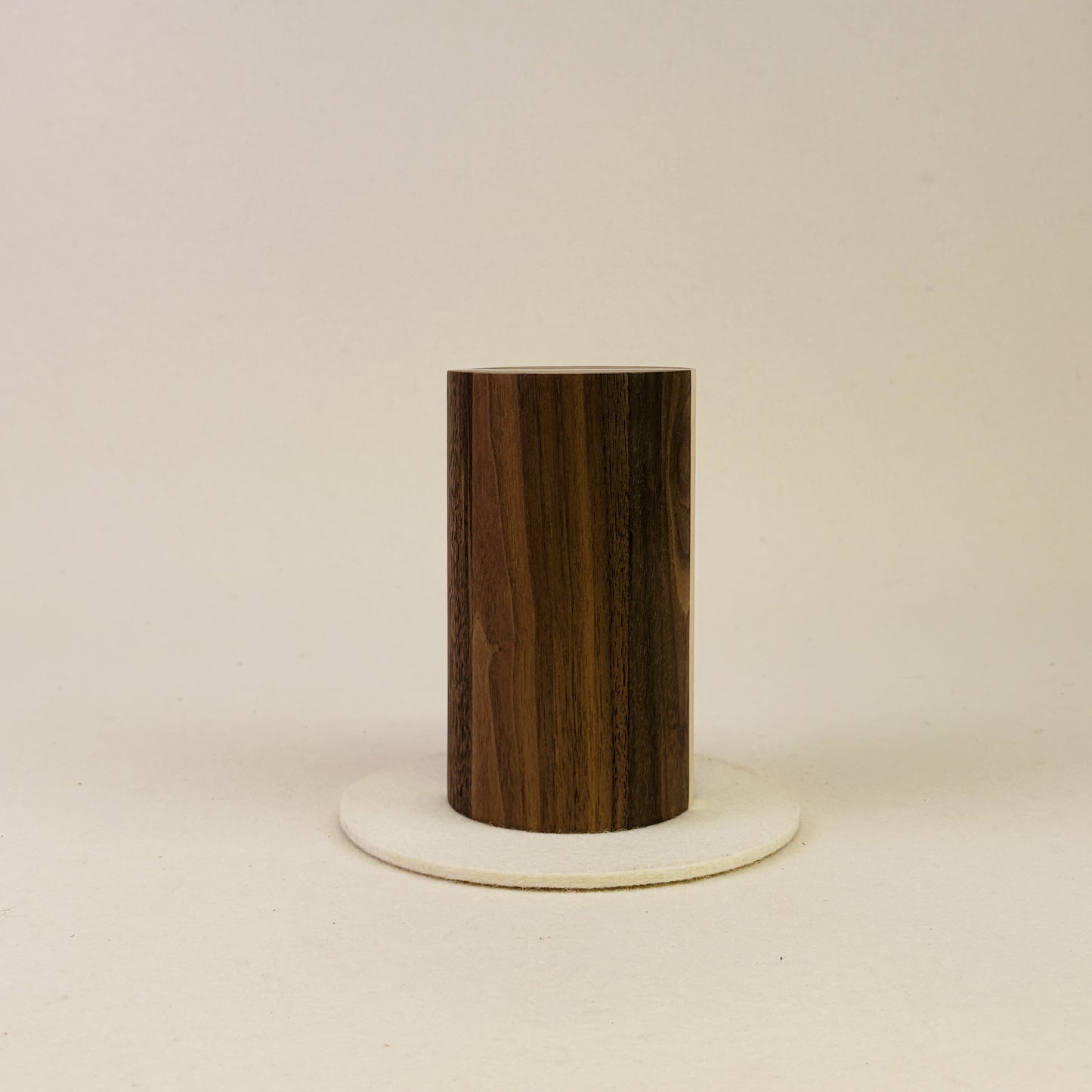 Tierurne aus Nussbaum mit Lichtelement – Stele, Rund, Glatt, 0,6L