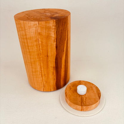 Holzurne in Erle mit Erinnerungsstück "Holzscheibe in Schalenform"