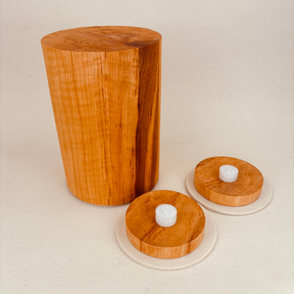 Holzurne in Erle mit Erinnerungsstück "Holzscheibe in Schalenform"