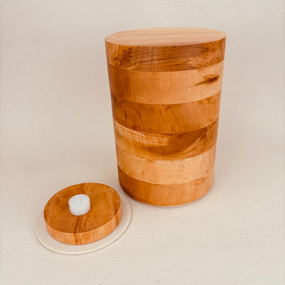 Holzurne in Erle mit Erinnerungsstück "Holzscheibe in Schalenform"