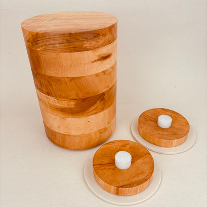 Holzurne in Erle mit Erinnerungsstück "Holzscheibe in Schalenform"