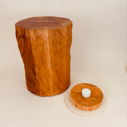 Holzurne in Erle mit Erinnerungsstück "Holzscheibe in Schalenform"