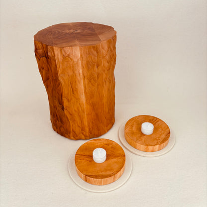 Holzurne in Erle mit Erinnerungsstück "Holzscheibe in Schalenform"