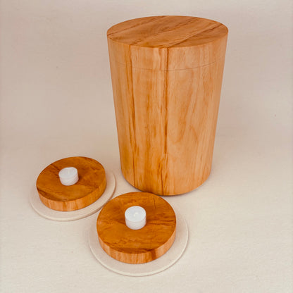 Holzurne in Erle mit Erinnerungsstück "Holzscheibe in Schalenform"