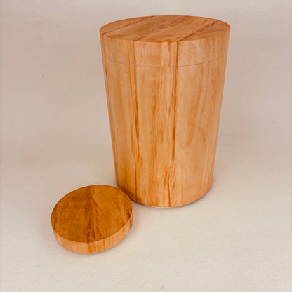 Holzurne in Erle mit Erinnerungsstück "Holzscheibe gerade Form"