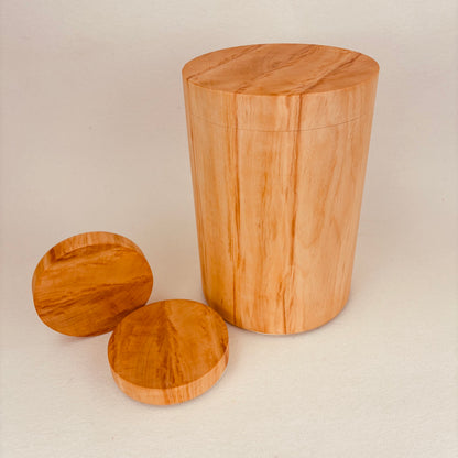 Holzurne in Erle mit Erinnerungsstück "Holzscheibe gerade Form"