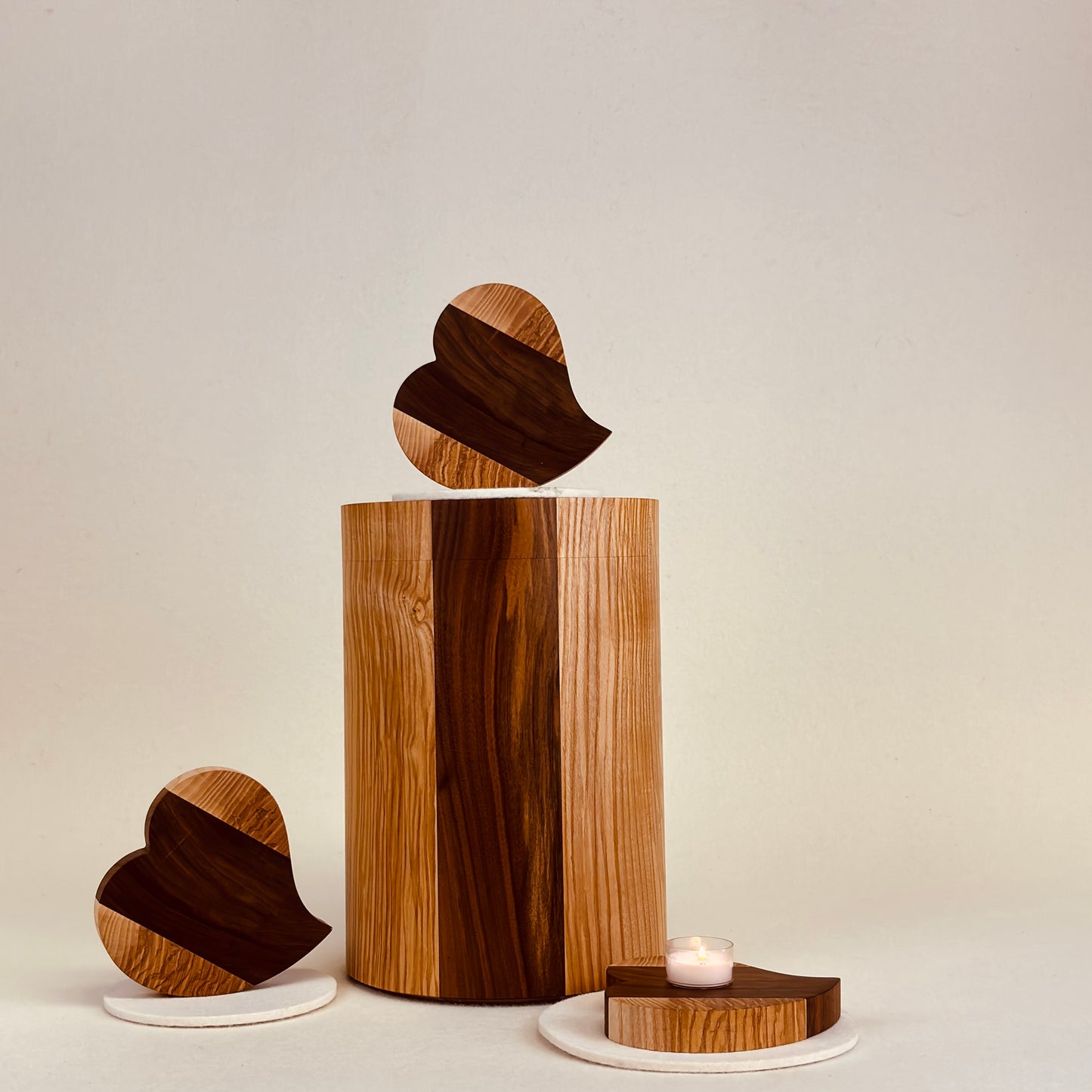 Holzurne in Esche mit Nussbaumstreifen "Engelurne" Herzscheiben (3 Stück) - 186