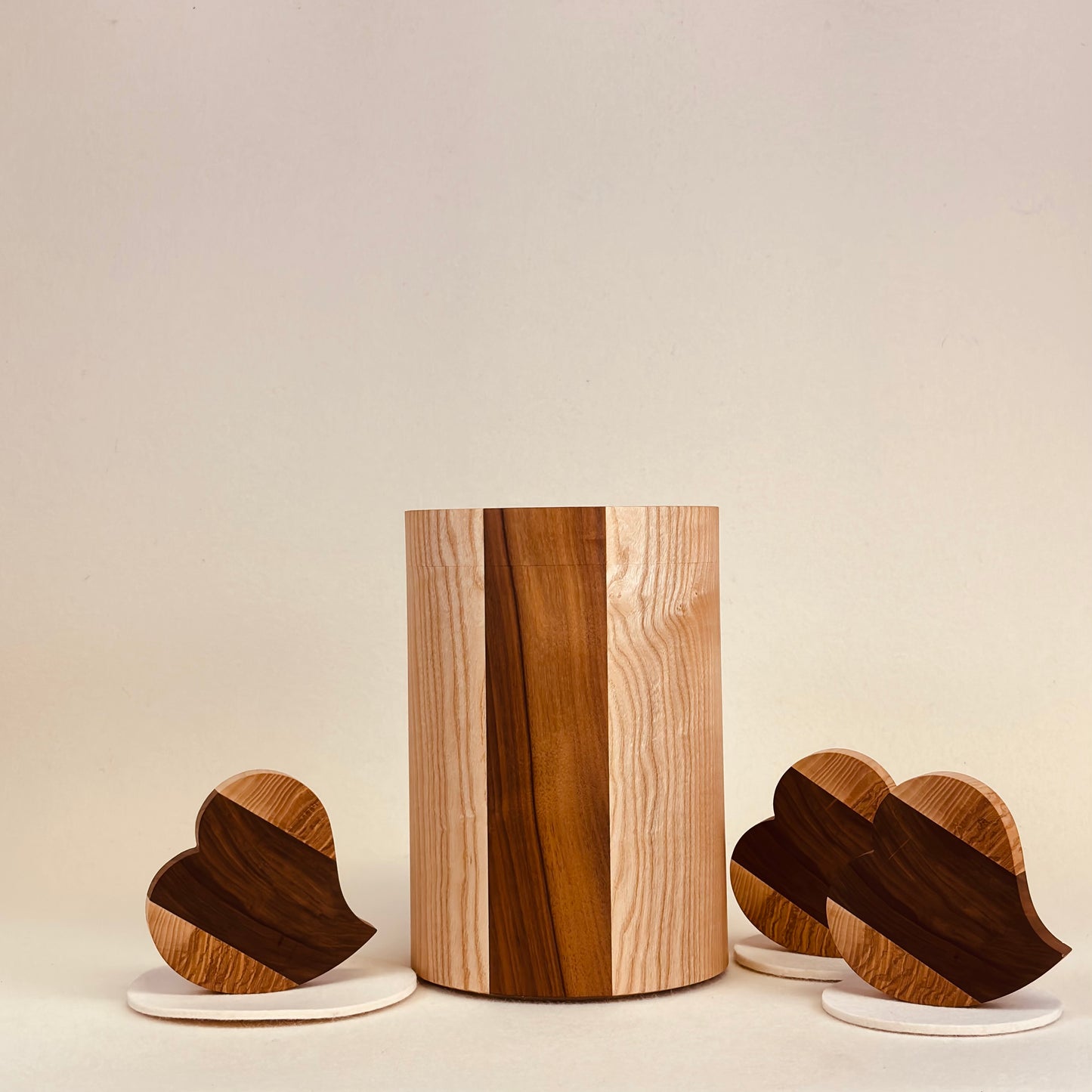 Holzurne in Esche mit Nussbaumstreifen "Engelurne" Herzscheiben (3 Stück) - 186