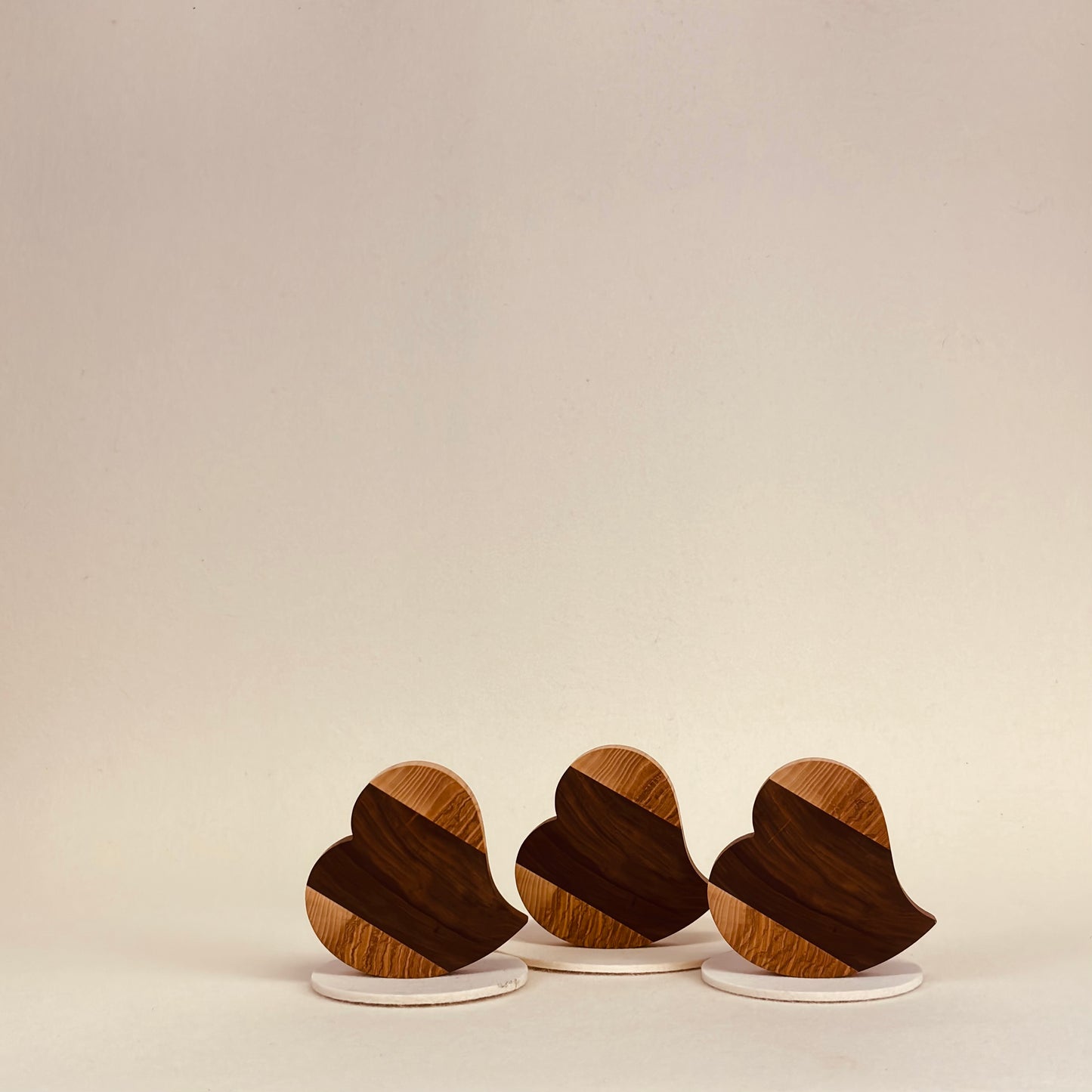 Holzurne in Esche mit Nussbaumstreifen "Engelurne" Herzscheiben (3 Stück) - 186