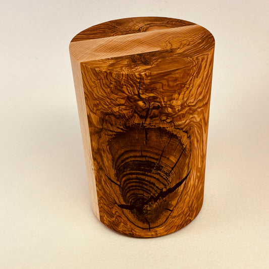 Holzurne "Esche" mit Olivkern - 179
