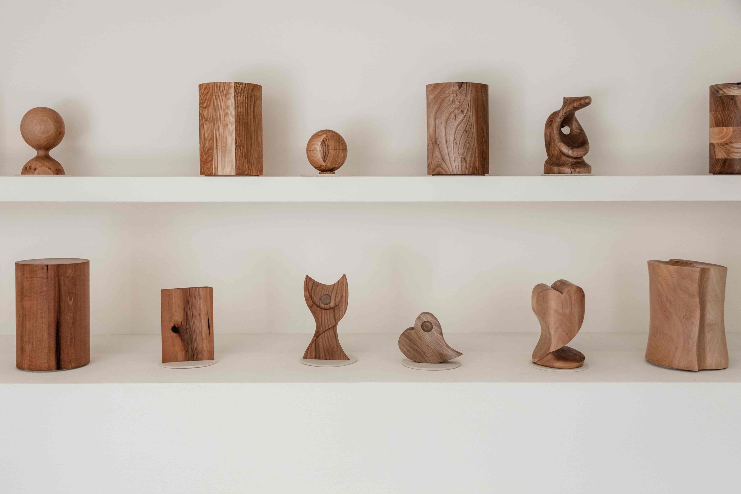 Ausstellung von Holzurnen in Ulm