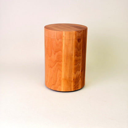 Holzurne aus Erle mit glatter Form – 383