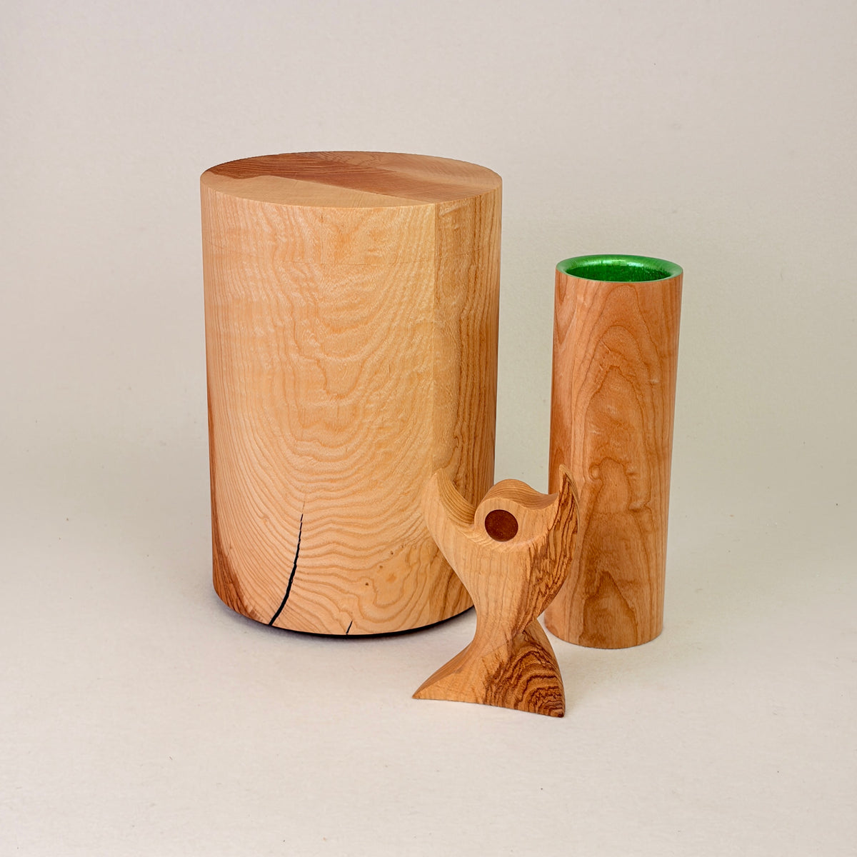 Holzurne in Esche mit Erinnerungsstück – Lebensbaum & Vase