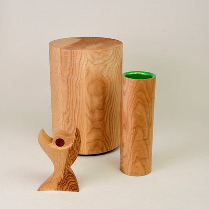 Holzurne in Esche mit Erinnerungsstück – Lebensbaum & Vase